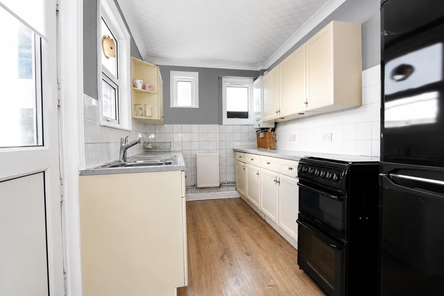 2 bed property in Sandy Lane North, Wallington